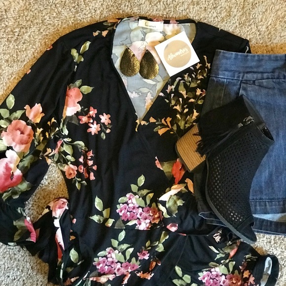 Floral Spring Wrap Top - Picture 7 of 7